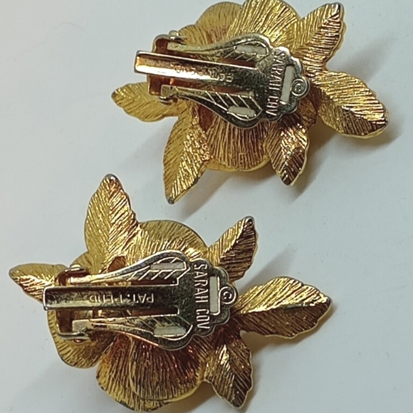 * vintage Sarah Coventry large gold tone flower clip on earrings - Picture 4 of 5